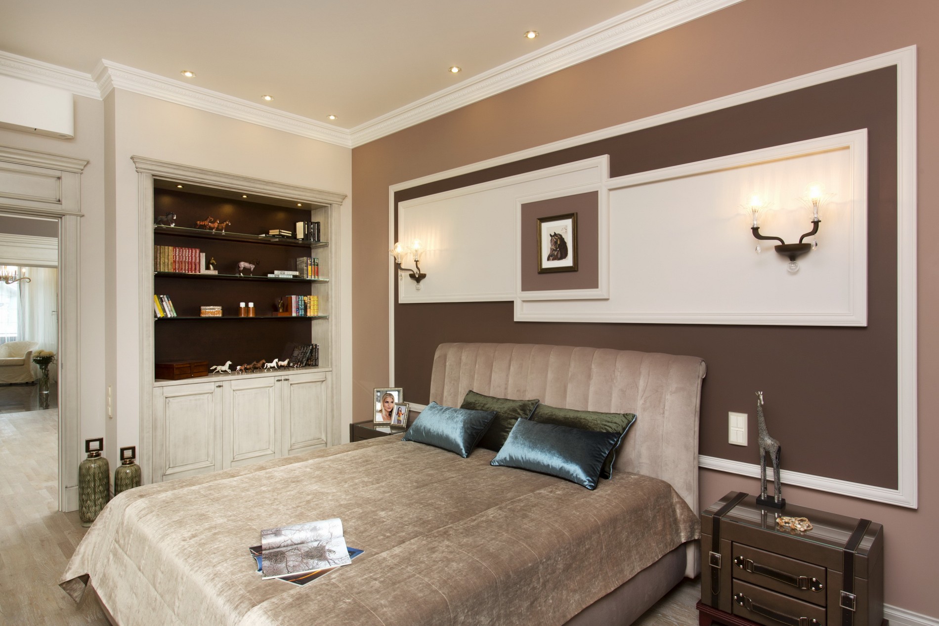 Спальня в коричневых тонах в неоклассическом стиле